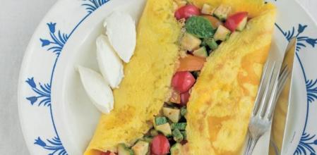 Receta fácil de tortilla de calabacín, verduras salteadas y queso robiola