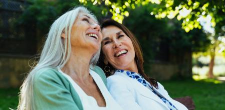 En la madurez, si estás soltero,  tienes más opciones de aumentar tu felicidad, según Bella DePaulo