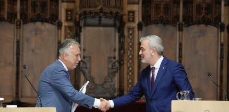 El ministro de Política Territorial y el alcalde de Barcelona, en el Ayuntamiento de la capital catalana