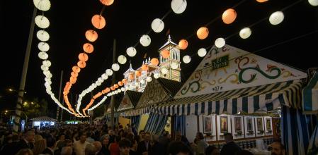 &nbsp;Ambiente en el Real de la Feria de Abril de Sevilla tras el encendido de la Portada .