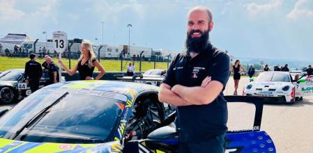 Alberto Peña, como asistente mecánico en una reciente edición de la Porsche Carrera Cup de Alemania.