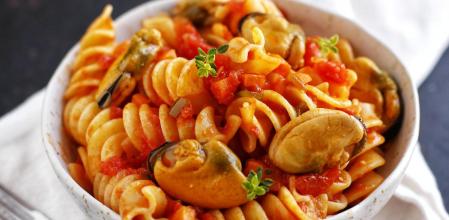 Sorprende con esta práctica receta de fusillone con mejillones en escabeche