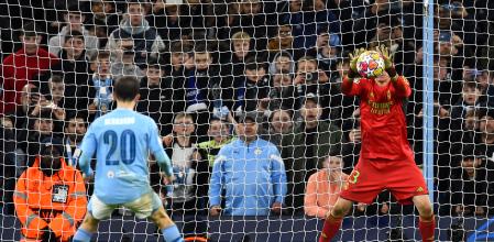 Manchester (United Kingdom), 17/04/2024.- Real Madrid goalkeeper Andriy Lunin saves the penalty of Bernardo Silva of Manchester City during the penalty shoot-out in the UEFA Champions League quarter final, 2nd leg match between Manchester City and Real Madrid in Manchester, Britain, 17 April 2024. (Liga de Campeones, Reino Unido) EFE/EPA/PETER POWELL