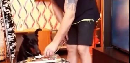 El inteligente y pícaro Doberman que te hará reír con su ingenio