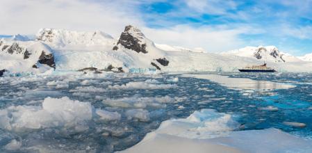 El cambio climático aumenta la temperatura del agua en zonas como el Atlántico Norte, aumentando el nivel del mar por el efecto de expansión térmica  .