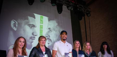 Foto Paula Sama. 18/04/2024. Presentación del libro Relatos Solidarios del deporte con Ronald Araujo como padrino en la Antigua Fabrica de Estrella Damm en Barcelona. Primera rueda de prensa del futbolista después de perder en cuartos de final de la UEFA Champions League 2023-2024 con el FC Barcelona.