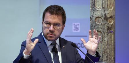 GRAFCAT3170. BARCELONA (ESPAÑA), 18/04/2024.-El presidente de la Generalitat y candidato a la reeleción por ERC, Pere Aragonès (d) junto a la presidenta de la Mesa del Tercer Sector, Francina Alsina , durante su intervención en el coloquio 