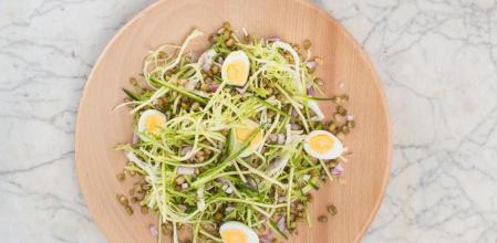 Cómo preparar una ensalada tibia de escarola con judías Mungo