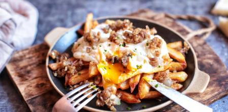 Prepara estos huevos rotos con butifarra de Perol para celebrar el Día Mundial de la Tapa