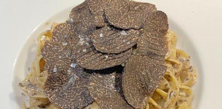Cómo preparar esta sabrosa pasta con salsa de trufa negra y butifarra