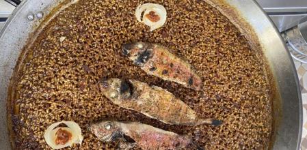 Así se prepara el arroz con salmonete de Al Kostat