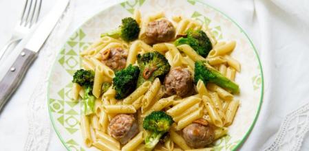 Sorprende con esta receta de macarrones con butifarra y brócoli