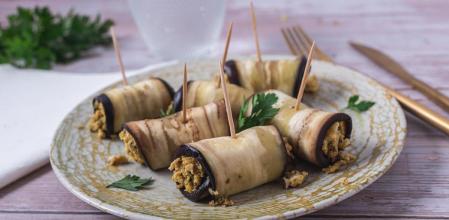 Prueba esta receta de rollitos de berenjena rellenos de huevos revueltos en el microondas
