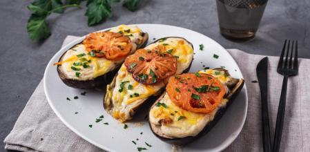 Sorprende con este Paputsakia, la tradicional receta griega de berenjenas rellenas
