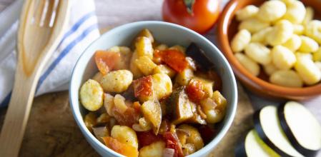 Receta de ñoquis con pisto de berenjenas