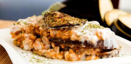 Triunfa con esta moussaka griega, un clásico de la cocina mediterránea