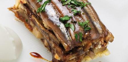 Milhojas de berenjena y anchoa: un plato rápido y equilibrado