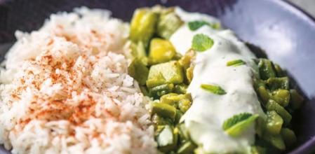 Receta vegetariana: arroz pilaf con calabacines y salsa raita