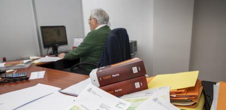 UN GESTOR REALIZANDO LA DECLARACIÓN DE LA RENTA 2023