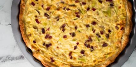 Disfruta de esta tradicional quiche de puerro y beicon