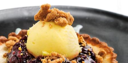 Cazuelita de fresas y helado de vainilla, un postre para amantes del dulce