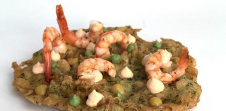 Prepara esta irresistible tortita de camarones coronada con gambas