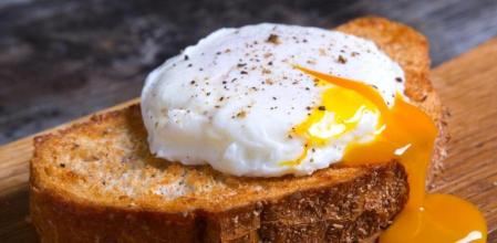 El truco viral de TikTok para pochar huevos sin sumergirlos en agua hirviendo