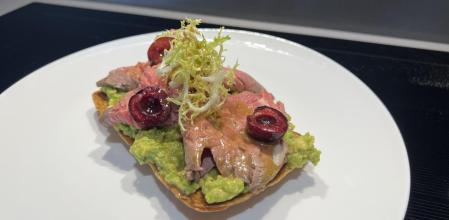 Prepara esta versión de rosbif con aguacate y coca crujiente de Miquel Antoja