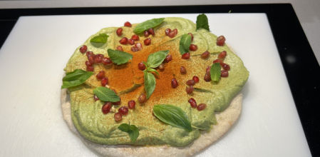 La receta más sencilla de hummus de aguacate y albahaca de Miquel Antoja