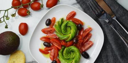 Aprende a preparar una ligerísima ensalada de aguacate y tomate en 20 minutos