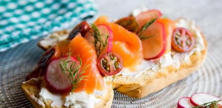 La receta para hacer unas tostadas con salmón y queso en 15 minutos