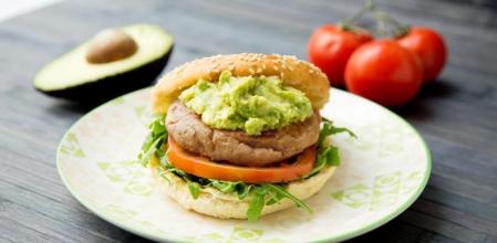 Hamburguesa de atún con aguacate, una receta rica y saludable