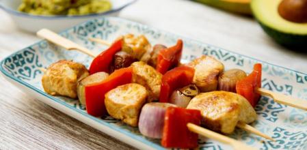 Prepara estas brochetas de pollo con salsa de aguacate y papaya