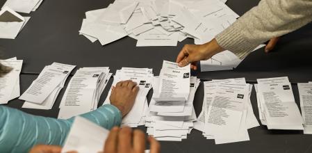 Recuento de papeletas en un colegio de Bilbao tras la jornada electoral vasca