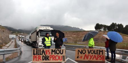Vecinos de Lilla cortando los accesos en la A-27.