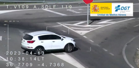 Un conductor realiza un cambio de sentido antirreglamentario&nbsp;