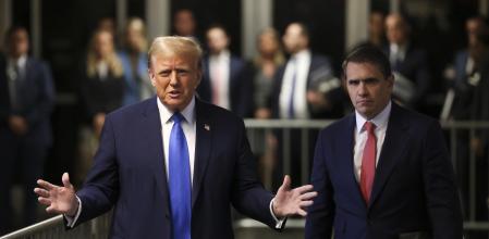 El expresidente de Estados Unidos y candidato presidencial republicano Donald Trummp se dirige a la prensa durante su juicio en el Tribunal Penal de Manhattan en Nueva York