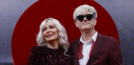 MADRID, 22/04/2024.- Los integrantes de 'Nebulossa', Mery Bas y Mark Dasousa (d), a su llegada al concierto de despedida antes de su viaje a Malmö para representar a España en Eurovisión 2024, este lunes en Madrid. EFE/Daniel González