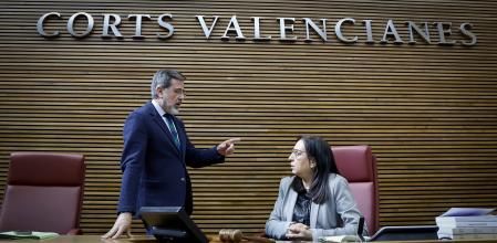 La presidenta de Les Corts, Llanos Massó, junto al vicepresidente primero de la institución, Alfredo Castelló.