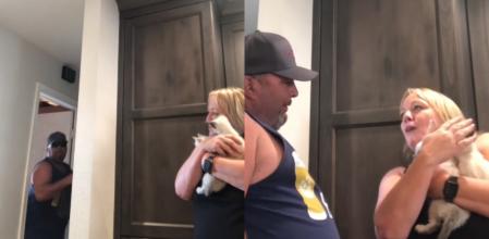 La tierna reacción de un hombre al que regalan dos bebés gato después de perder a su gata de 19 años: 