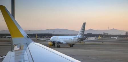 INSTALACIONES DEL AEROPUERTO JOSEP TARRADELLAS BARCELONA - EL PRAT. AVIONES DE VUELING EN LAS PISTAS DEL AEROPUERTO