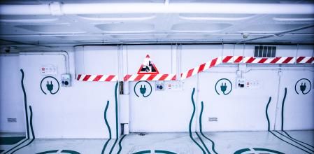 foto XAVIER CERVERA 24/10/2023 Puntos de carga eléctrica en un parking (publico) subterraneo de B:SM (ajuntament) planta -1 Passeig Maragall 54 s Barcelona