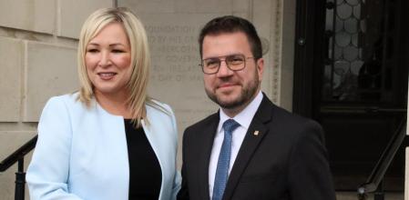 Pere Aragonès saluda a la ministra principal de Irlanda del Norte, Michell O'Neill, en Belfast