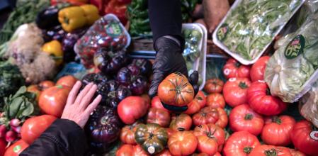 Puesto de tomates en un mercado de Barcelona.