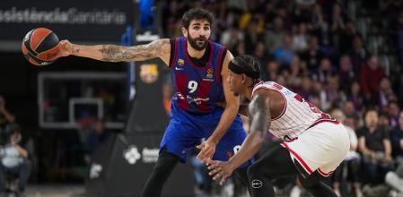 BARCELONA, 24/04/2024.- El base del Barcelona Ricky Rubio (i) intenta superar la defensa del escolta estadounidense del Olympiacos Isaiah Canaan (d) en el primer partido del playoff de la Euroliga de baloncesto entre el Barça y el Olimpiacos, este miércoles en el Palau Blaugrana. EFE/ Enric Fontcuberta.