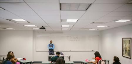 Unos alumnos hacen un examen ante la atenta mirada de su profesor