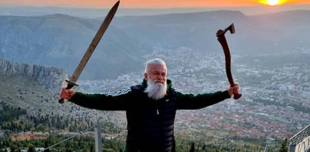 Stipe Pleic posando para sus redes sociales