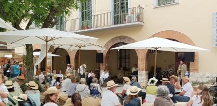 Café-concierto con gusto indiano en la pl. de la Vila