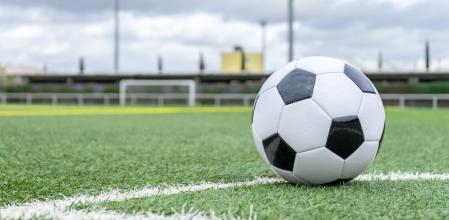 Un balón de fútbol en un campo de fútbol.