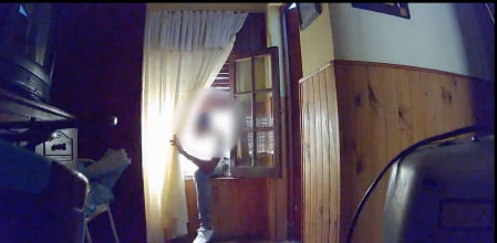 Pone una cámara oculta porque a sus padres les falta dinero y descubre que el ladrón es su novio